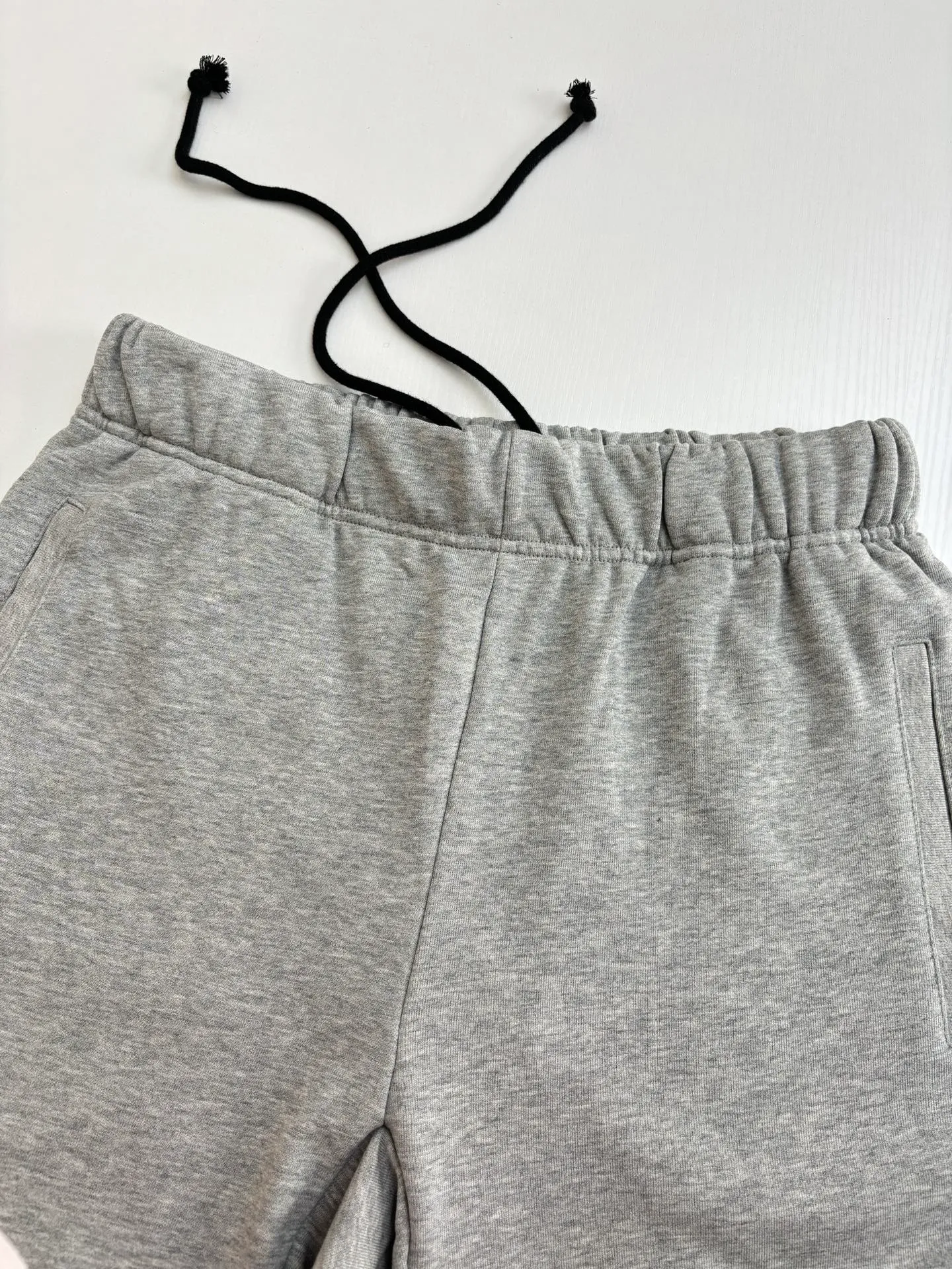 🅿️310 Come Hearts*/Cro Heart 25 new floral gray Sanskrit logo shorts. Custom dyed floral gray fabric according to YB. The floral gray fabric is extremely expensive. There is no stock in the market. The embroidery uses imported embroidery. Customized scroll hardware accessories. Size: S/M/L
